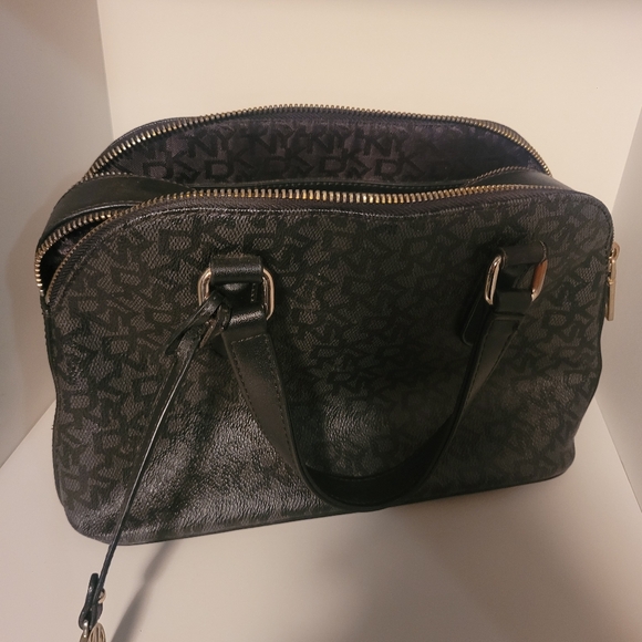 Dkny purse med size black - Picture 7 of 7